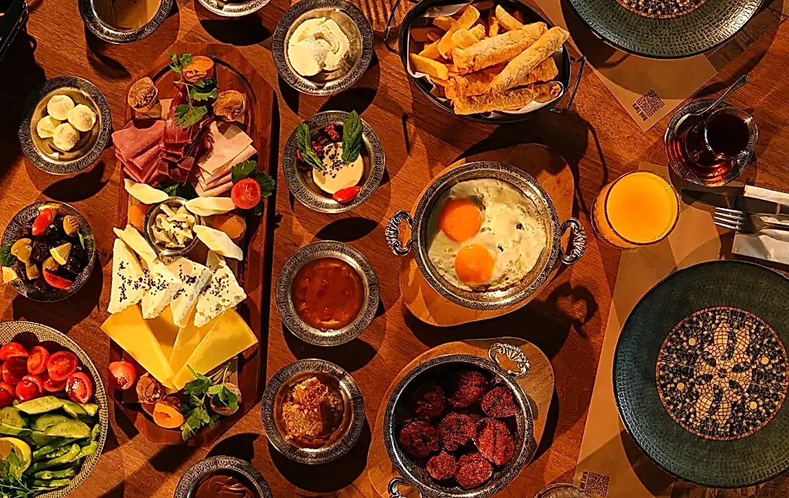 Doğada Serpme Kahvaltı Deneyimi Neden Daha Keyiflidir?